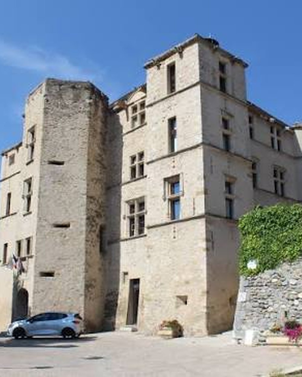 Le château de Château-Arnoux, près du marché de Saint-Auban