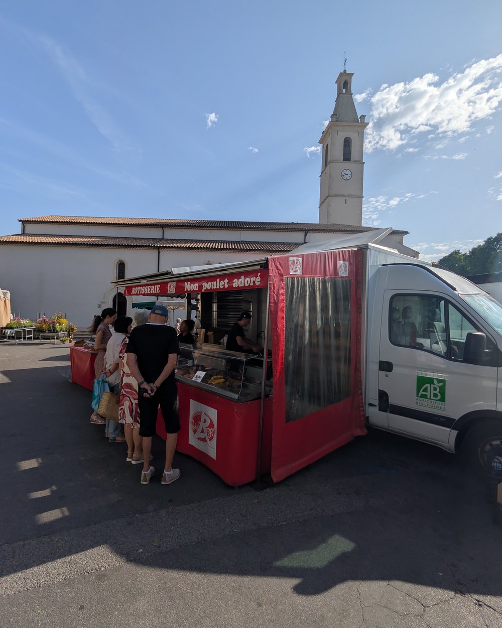 Le stand Mon Poulet Adoré sur le marché d'Oraison, au pied de l'église